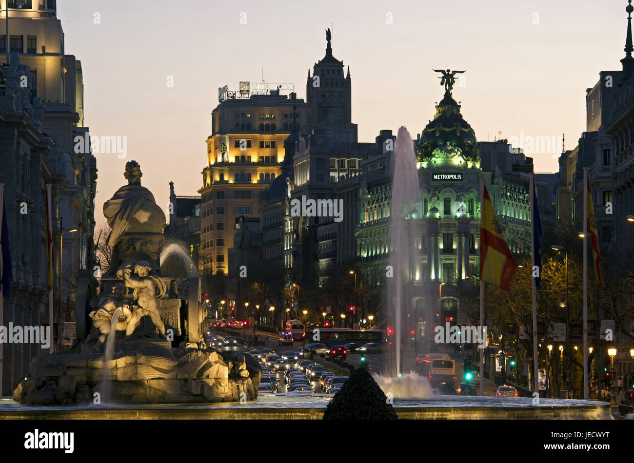 Spanien, Madrid, Metropolis Gebäude in der Nacht, Brunnen im Vordergrund, Stockfoto