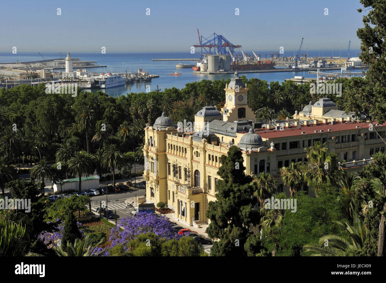 Spanien, Malaga, Rathaus und Hafen, Stockfoto