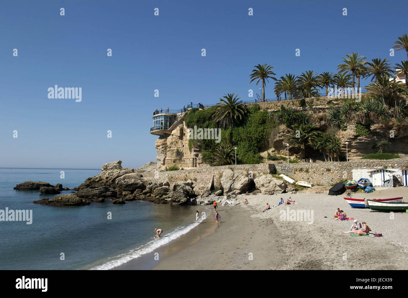 Spanien, Andalusien, Costa del Sol, Nerja, Balcón de Europa, Urlauber am Strand, Stockfoto
