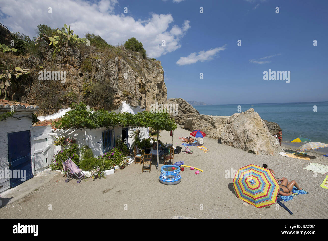 Spanien, Andalusien, Costa Del Sol, Nerja, Urlauber am Sandstrand, Stockfoto