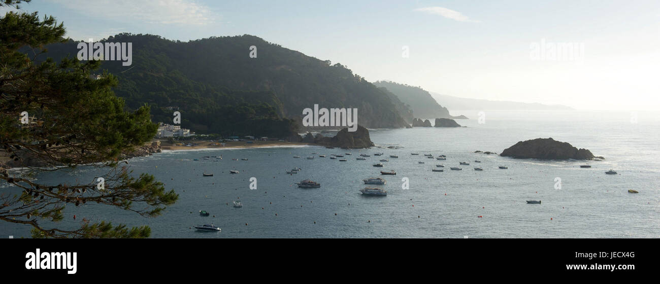Spanien, Katalonien, Costa Brava, Tossa de Mar, Stiefel vor der Küste von Galle, Stockfoto