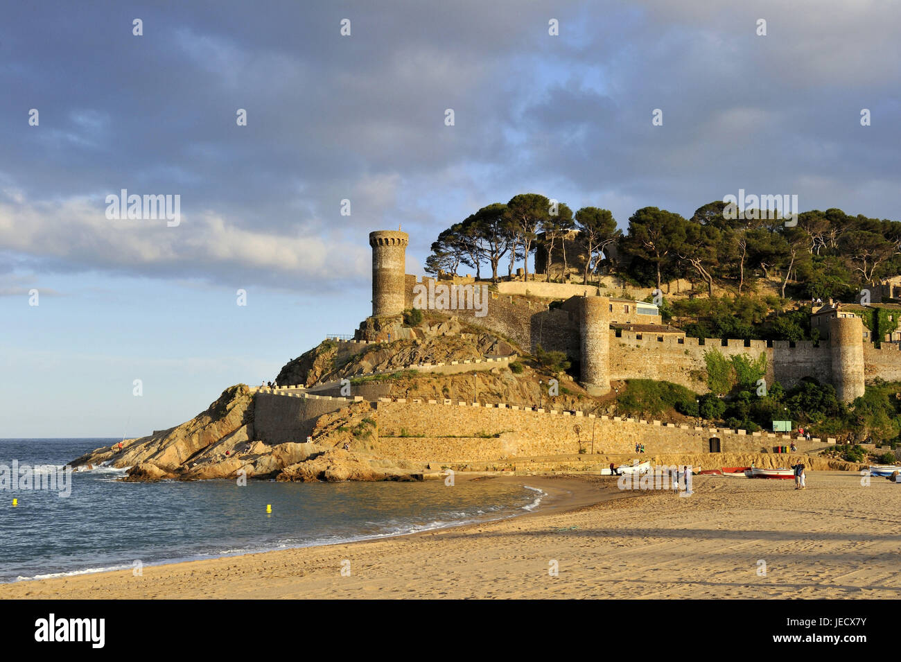 Spanien, Katalonien, Costa Brava, Tossa de Mar, Blick auf den Strand auf der Festung, Stockfoto