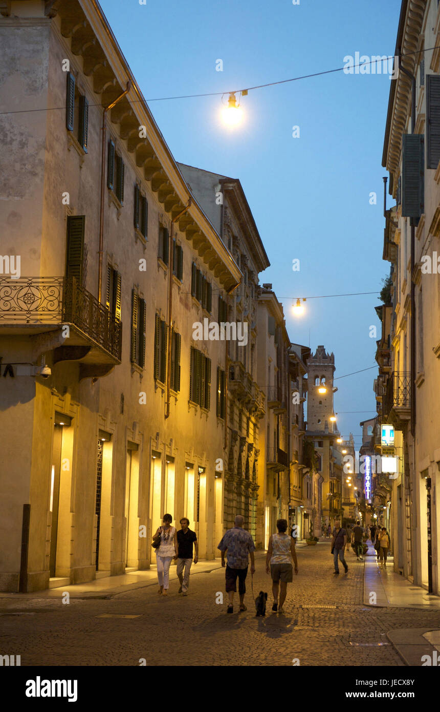 Italien, Veneto, Verona, Old Town, Corso Porta Bor Sari in der Nacht, Stockfoto