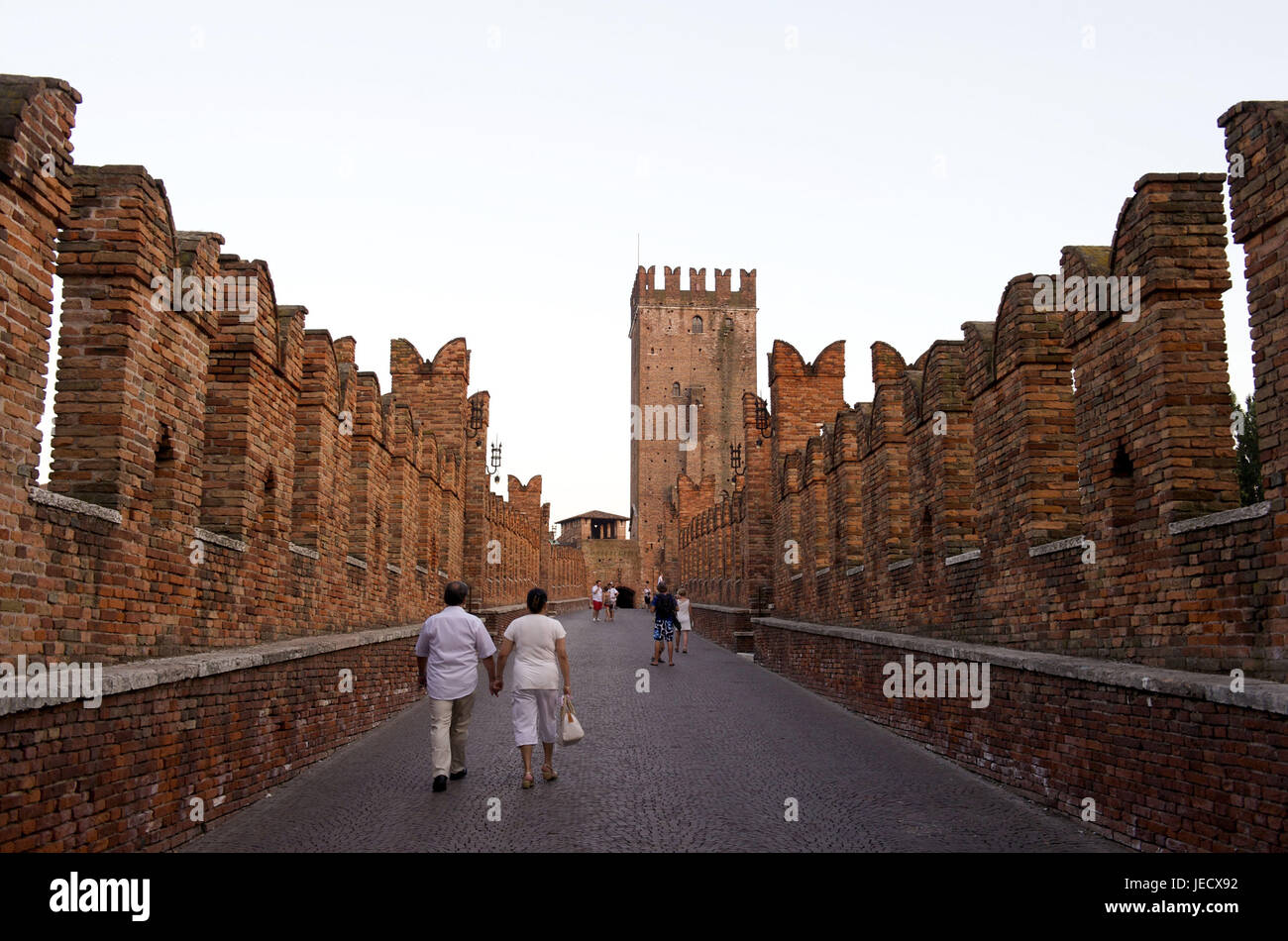 Italien, Veneto, Verona, Castelvecchio und Ponte Scaligero, Tourist, Stockfoto