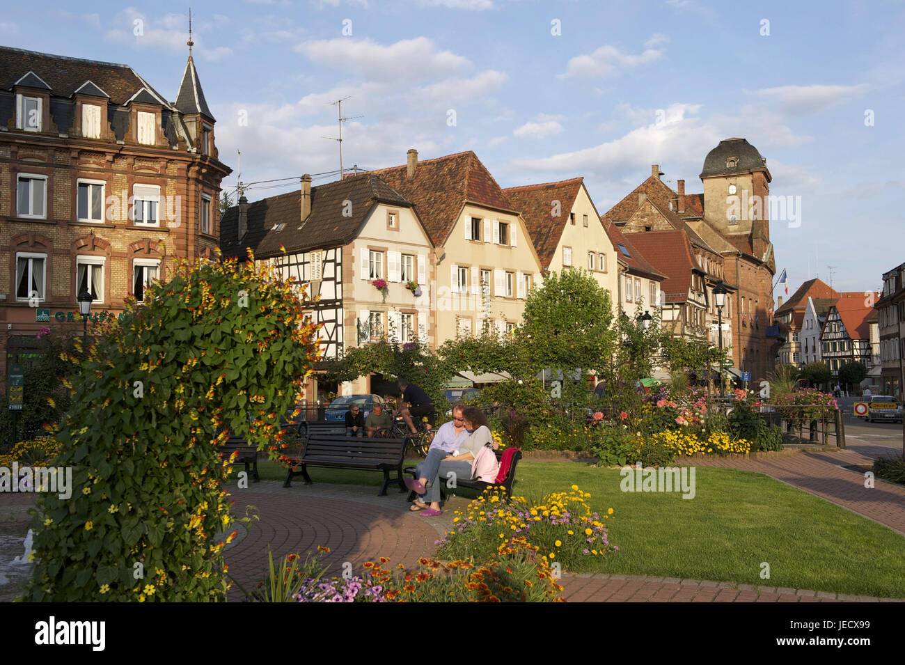 Frankreich, Bas-Rhin, weiße Burg, grüne Anlage, blühende Blumen, Stockfoto