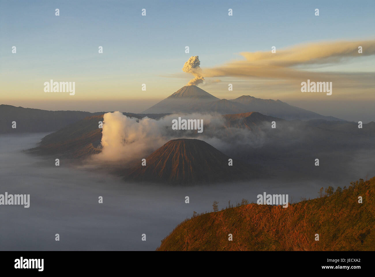 Asien, Indonesien, Java, Blick auf den Mt. Bromo und den Berg Semeru, Stockfoto