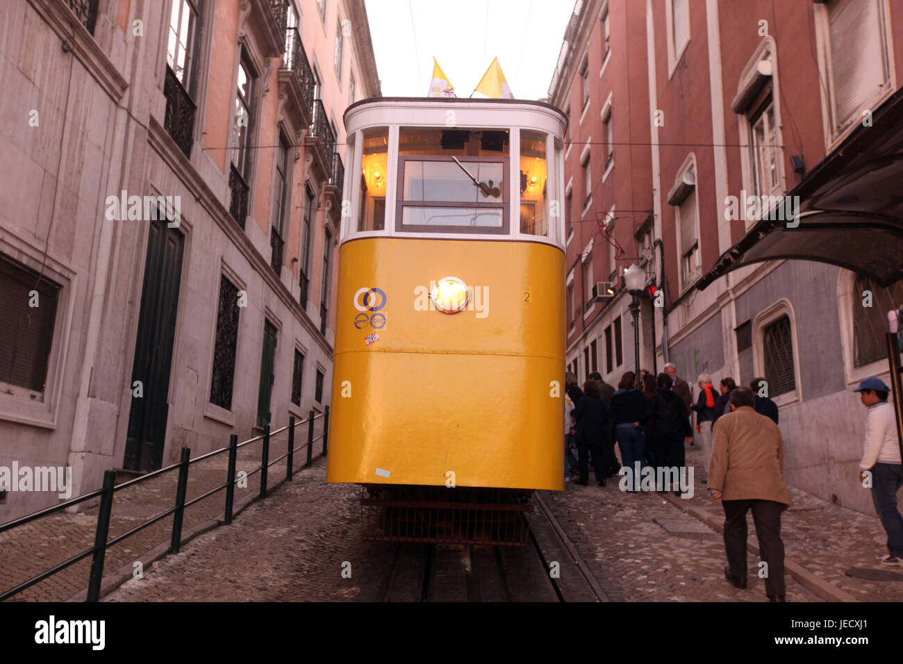 Portugal, Lissabon, Stadtzentrum, quadratisch, Praca Rossio, Bahn, Straßenbahn, Kabel, Auto, Bahn, Straßenbahn, Stockfoto