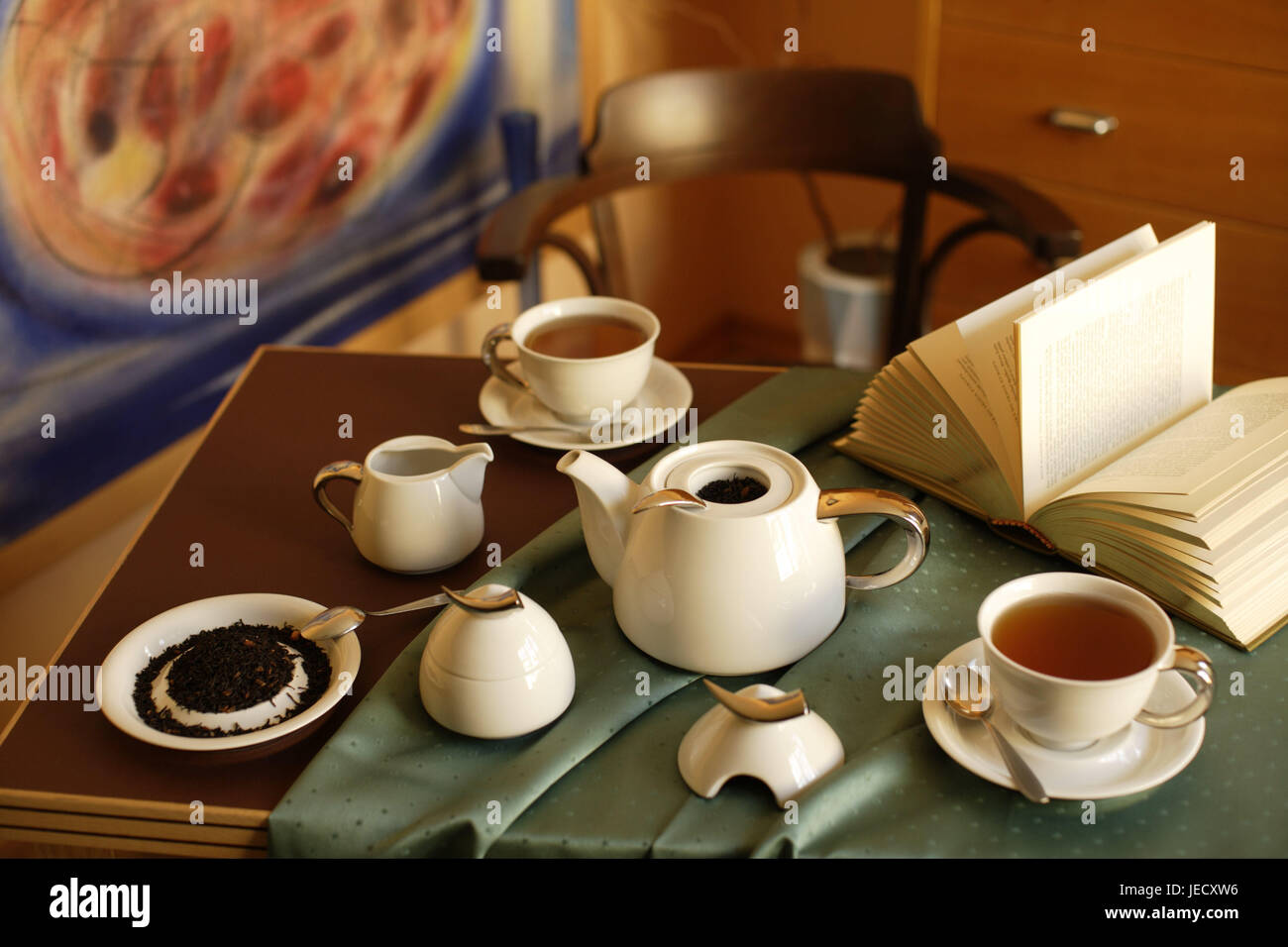 Tisch, Teekanne, Buch, China, Geschirr, Porzellan, elegant, weiße, bedeckt, Teeservice, Tassen, Topf, Tee trinken, Teatime, Tee, schwarzer Tee, Zuckerdose, Topf, Brusthaut Pot Tabelle Kappen, grün, Stuhl, niemand, Stockfoto