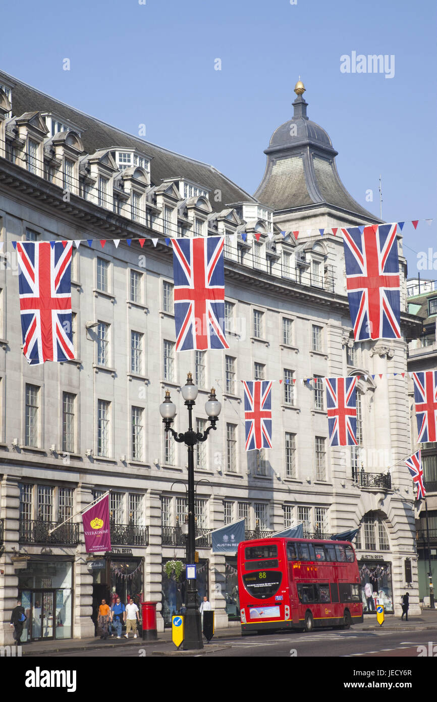 England, London, Regent Street, Nationalflaggen, Doppeldecker-Bus, Stadt, Architektur, bauen, Strukturen, Häuser, Bus, Tourismus, Tourist, berühmt, Straße, Auto, Fahnen, Shoppingstrasse, shopping, Geschäfte, Menschen, Stockfoto