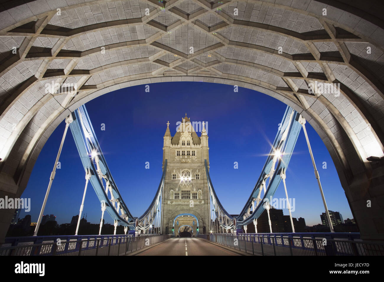 England, London, Tower Bridge, Nachtaufnahmen, Stadt, Architektur, Struktur, Sehenswürdigkeit, Denkmal, Brücke, Straße, Illuminateds, Abend, Nacht, Unruhbrücke, Stockfoto