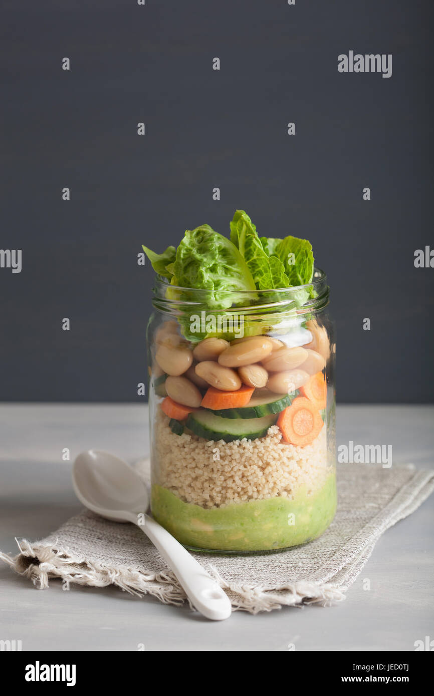 vegane Couscoussalat im Einmachglas mit Bohnen Gurke Karotte und ...