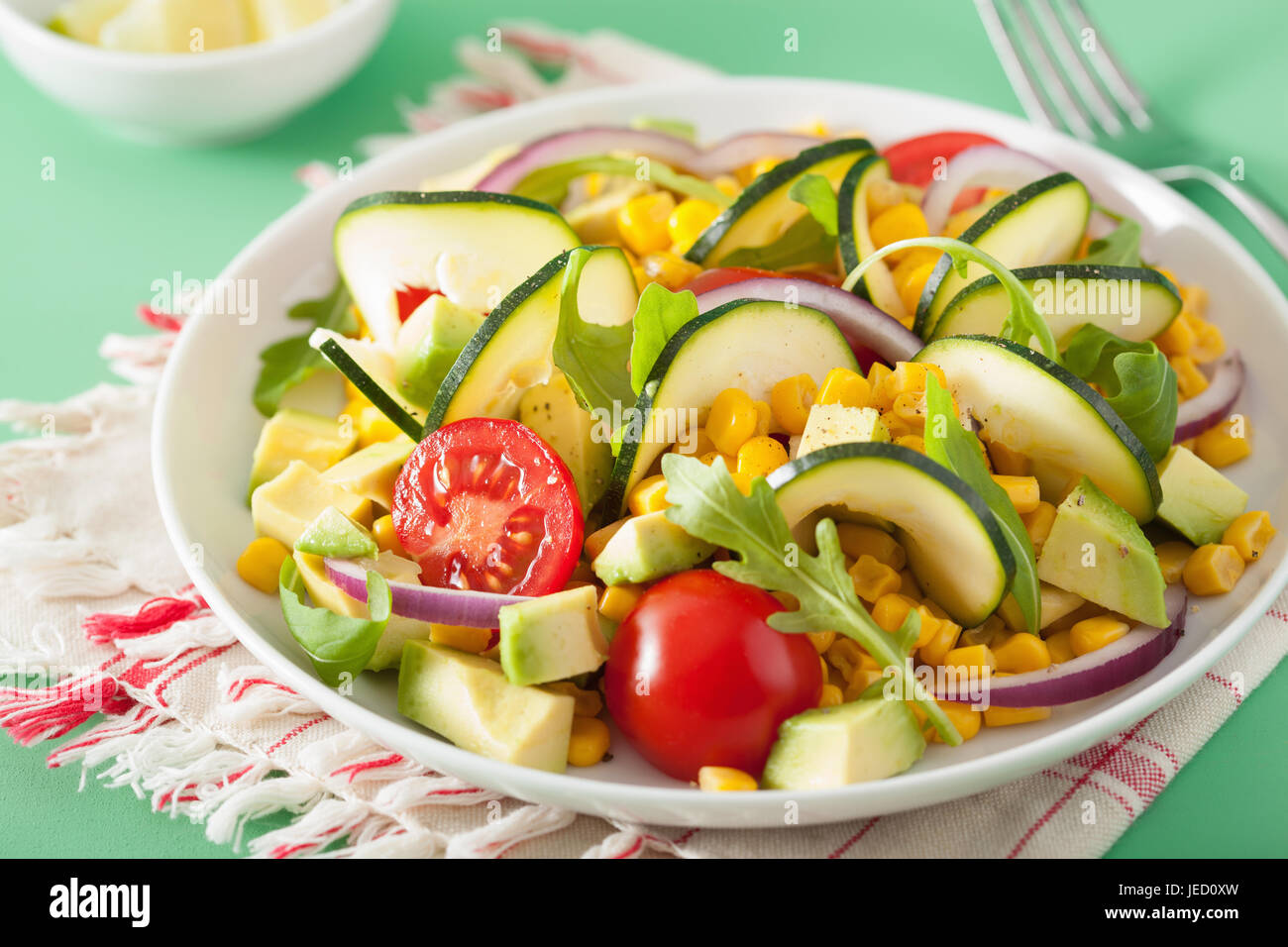 spiralized Zucchini Salat mit Mais-Tomaten-Avocado, gesunde vegane Mahlzeit Stockfoto