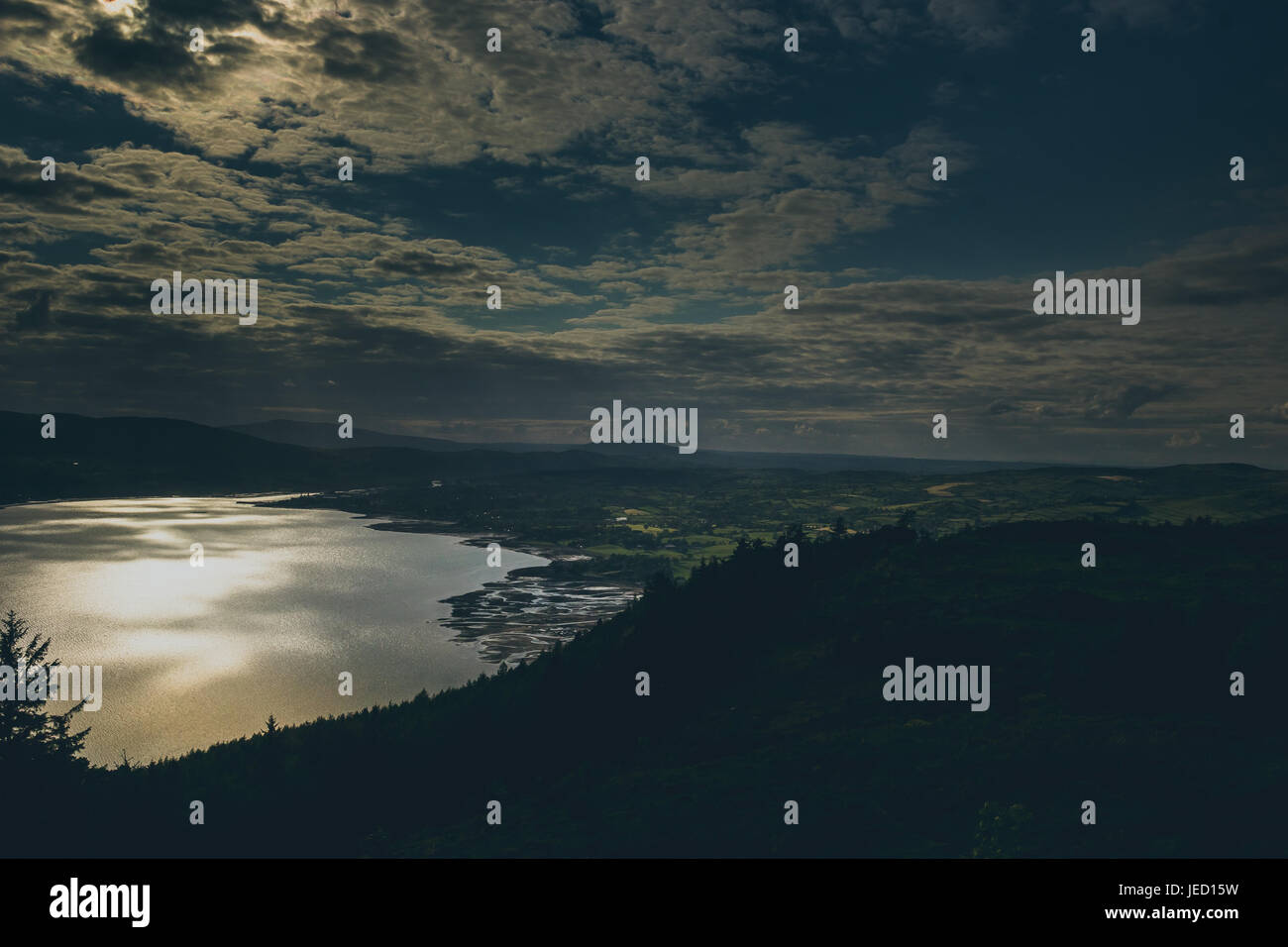 eine trübe Landschaft mit einem dramatischen Himmel Stockfoto