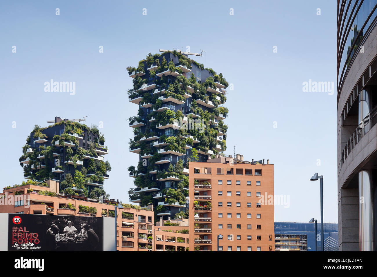 Mailand, Italien - 11. Juni 2017: Der berühmte vertikale Waldturm. Nachhaltiges Wohnbaumodell, bestehend aus einem neuen Wohnviertel. Stockfoto