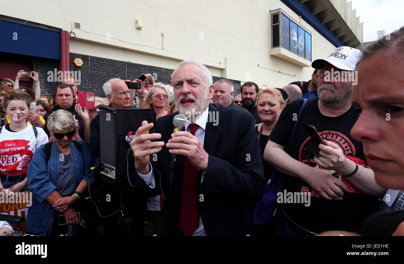 Labour-Chef Jeremy Corbyn befasst sich Unterstützer außerhalb der unisono-Jahreskonferenz am Brighton Centre in East Sussex. Stockfoto