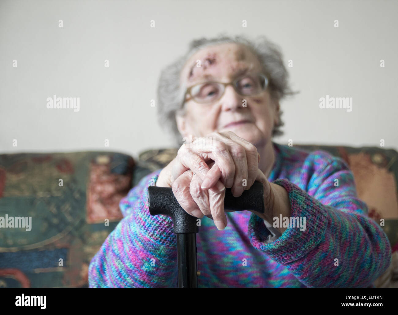 90 Jahre alte Dame mit Kopfverletzung erholt sich im eigenen Hause folgende Zauber im Krankenhaus nach einem Sturz in ihrem eigenen Haus. Stockfoto