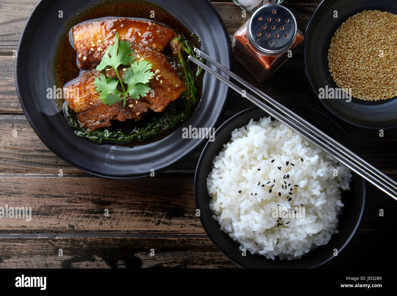 Chinesische süß gedünstet Schwein Einstellung auf schwarzen japanischen Stil Teller in Studiobeleuchtung. Stockfoto