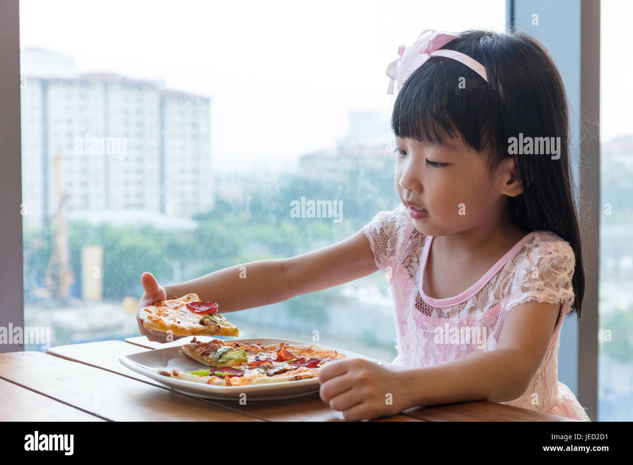 Asiatische Chinesische Madchen Pizza Salami Im Restaurant Zu Essen Stockfotografie Alamy