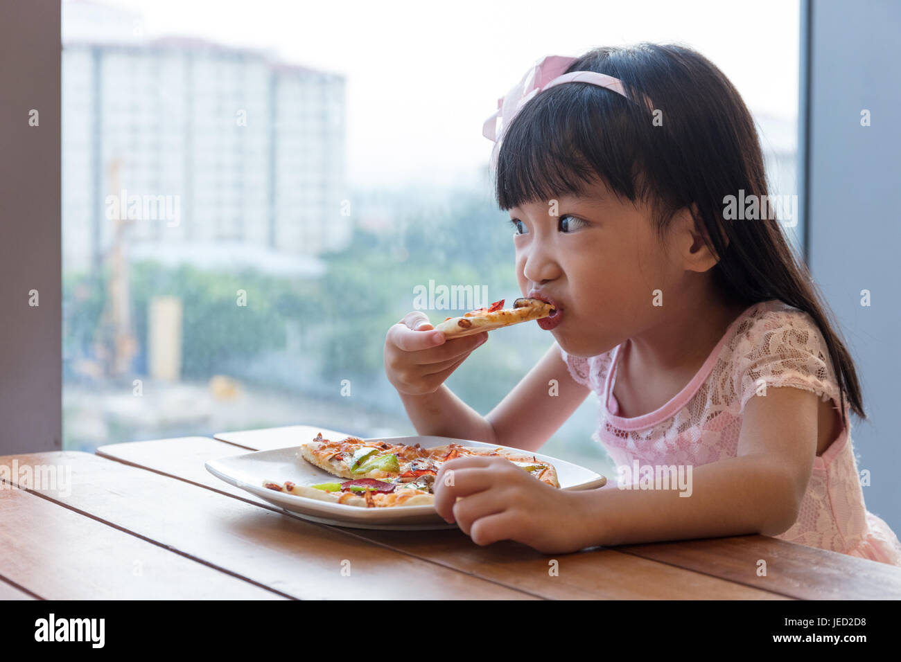 Asiatische Chinesische Madchen Pizza Salami Im Restaurant Zu Essen Stockfotografie Alamy