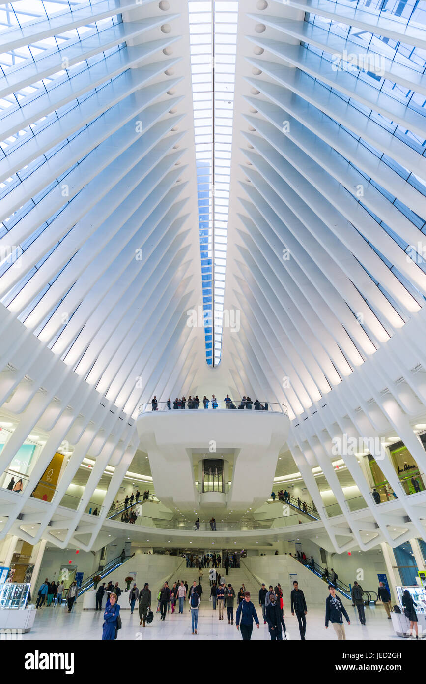 Die Oculus World Trade Center Verkehrsknotenpunkt Interieur mit Leute an der Aussichtsplattform stanind, Manhattan, New York, USA Stockfoto