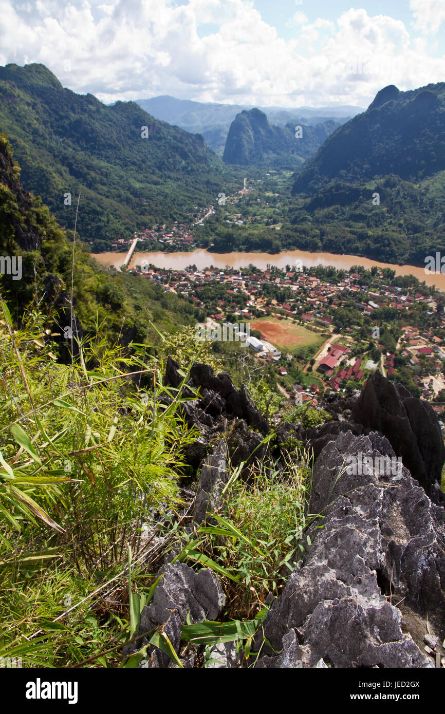 Nam Ou Fluss in Nong Khiaw Dorf Stockfoto Nam Ou Fluss in Nong Khiaw Dorf Stockfoto