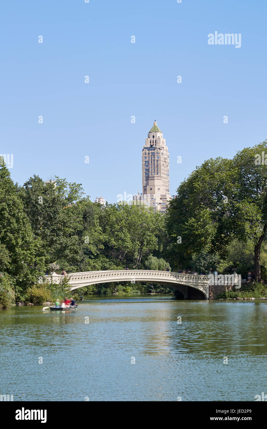 Central Park und weißer Schleife Brücke an einem sonnigen Tag in New York Stockfoto