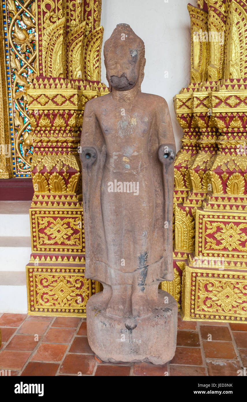 Alten Carving Stein stehender Buddha Bild Statue im Alter von über 400 Jahren in einem schlechten Zustand Stockfoto