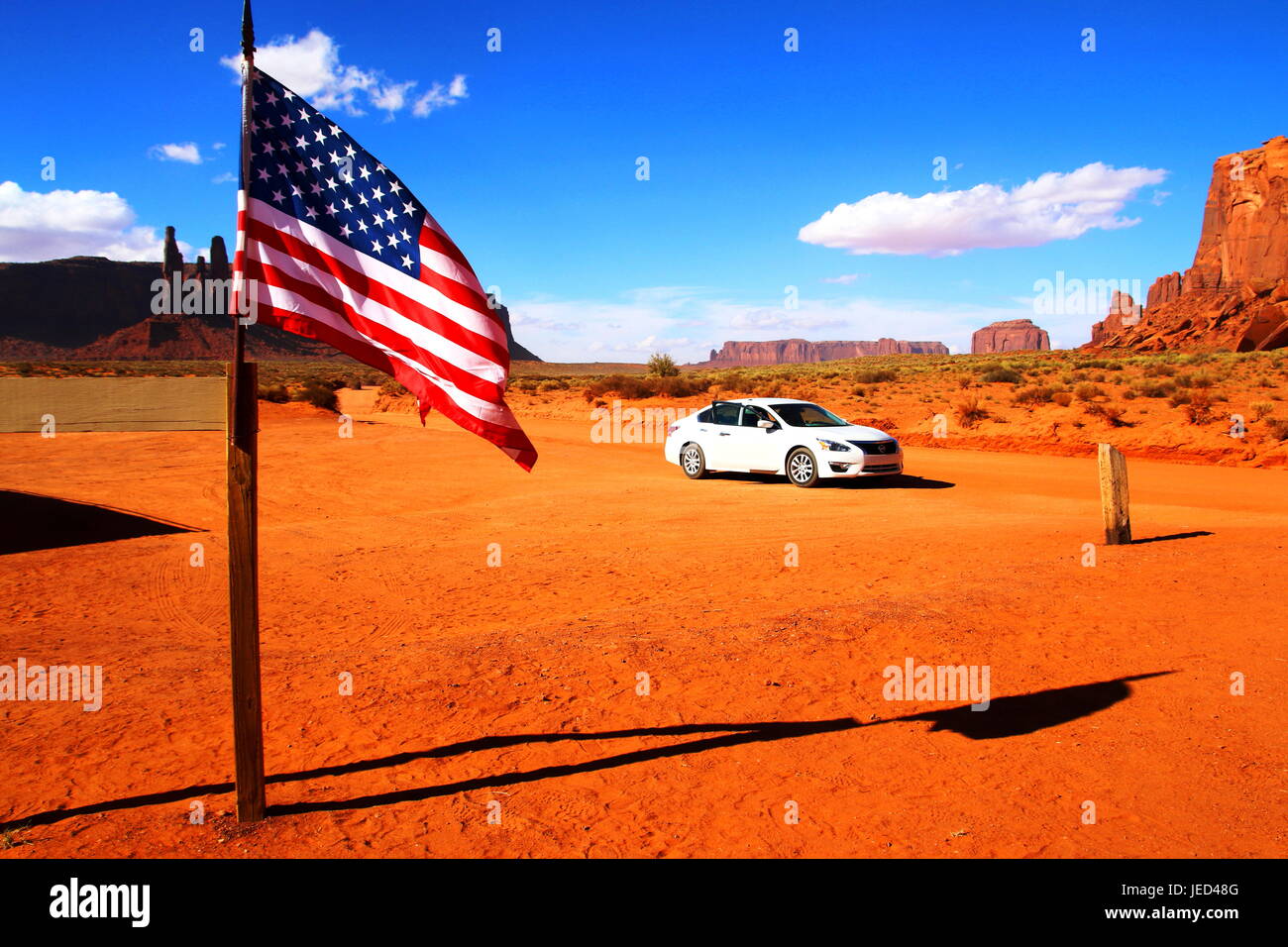 Verlassenes Auto durch die Stars And Stripes in Monument Valley Stockfoto