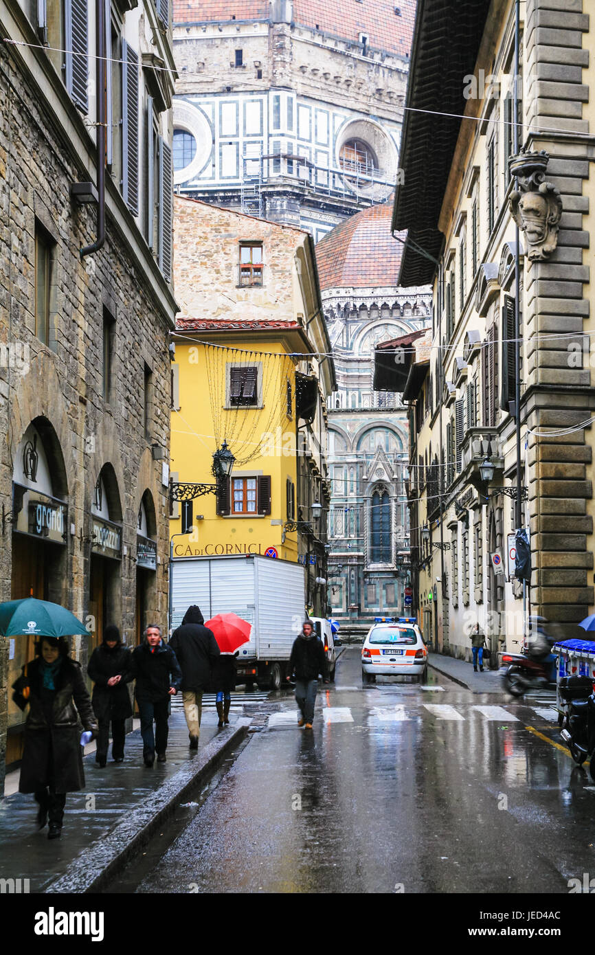 Florenz, Italien - 7. Januar 2009: Menschen und Blick auf Dom auf über Servi in Florenz Stadt in regnerischen Wintertag. Via dei Servi ist eines der Hauptstraße Stockfoto