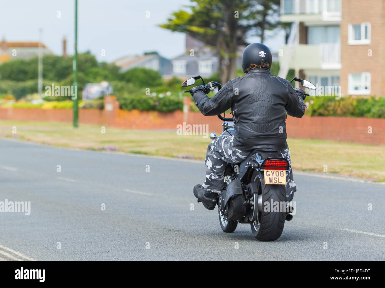 Motorradfahrer tragen eine Harley Davidson Jacke Reiten auf einer Harley Davidson Motorrad. Harley Davidson Fahrrad. Stockfoto