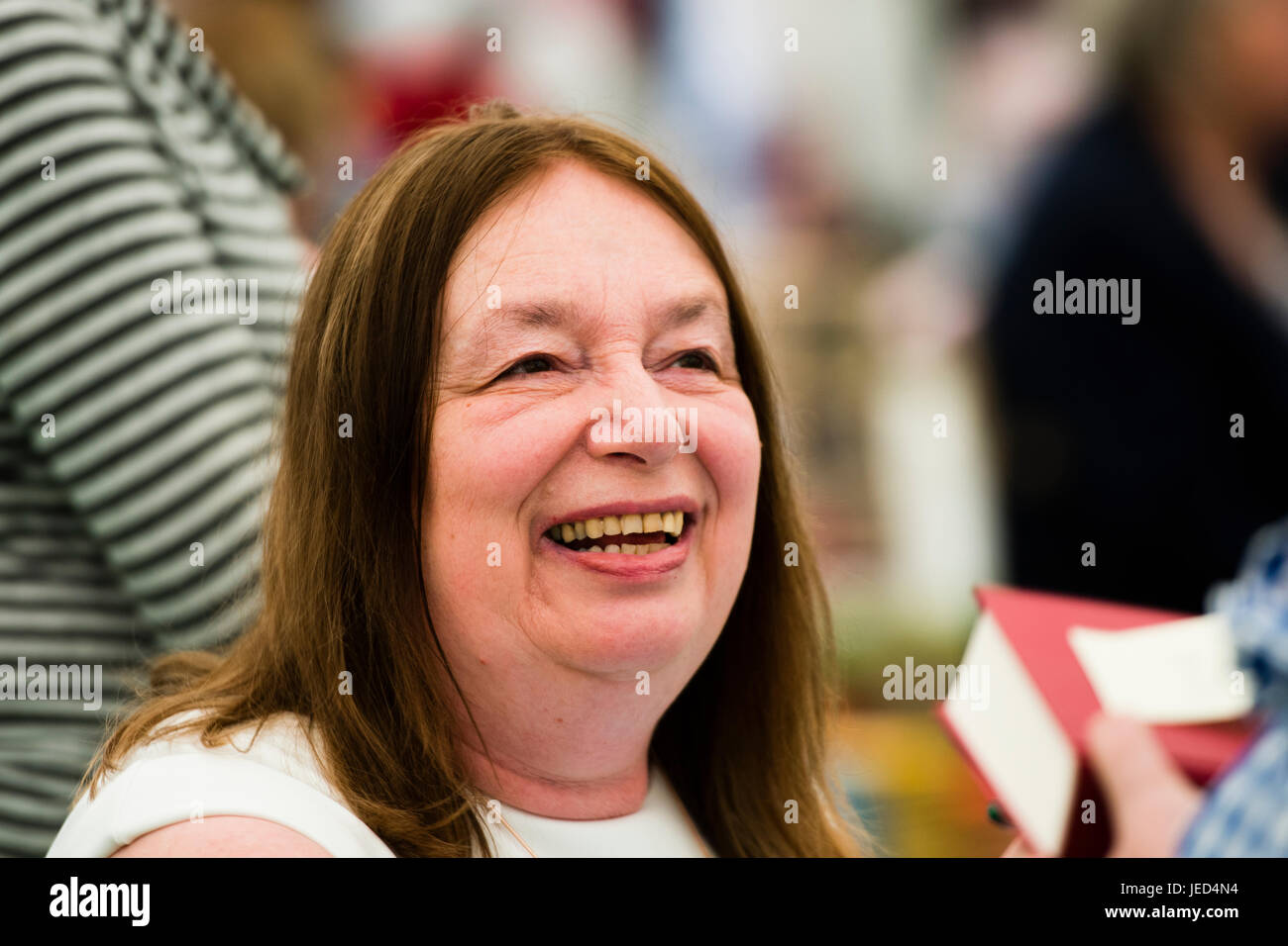 Alison Weir, Geschichtsbücher, und zuletzt historische Romane, meist in Form von Biographien über britischen Königshauses an die 2017 Hay Festival der Literatur und der Kunst Hay on Wye, Wales UK Stockfoto