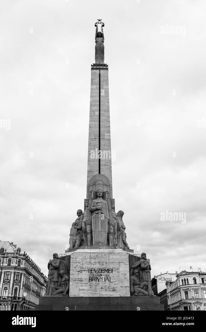 RIGA, Lettland - 11. September 2008: Freedom Monument mit Abbildung des Liberty Riga Stadt im Herbst. Dieses Denkmal ehrt Soldaten getötet, während die Lat Stockfoto