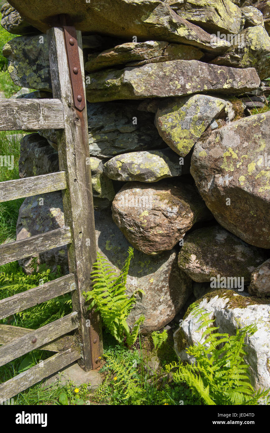 Tor Scharnier von oben auf Fußweg zu weit Sawrey in Cumbria Stockfoto