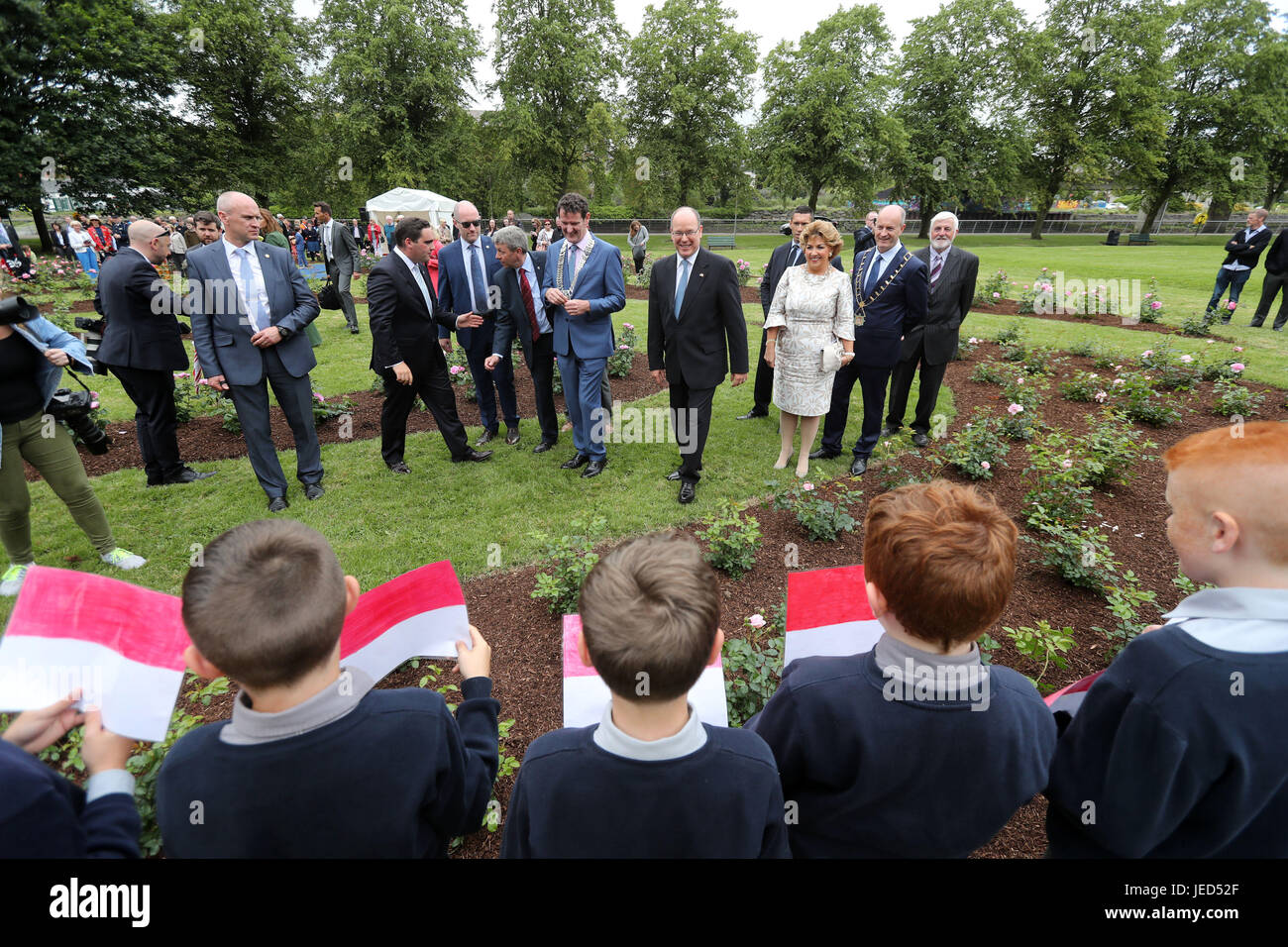 Seine Hoheit Albert II., Fürst von Monaco, unterhält sich mit den Kindern der örtlichen Schule, während er den Rosengarten der Prinzessin Grace im Park St. Dominick bei einem Besuch in Drogheda, Grafschaft Louth, einweihte. Stockfoto