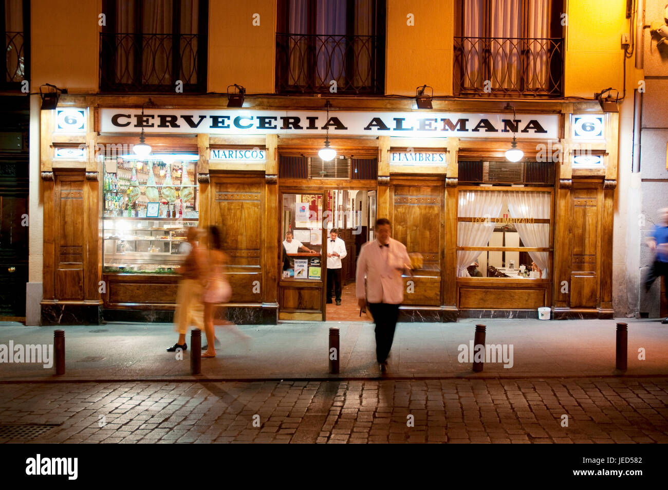 Cerveceria Alemana in der Nacht. Santa Ana Platz, Madrid, Spanien. Stockfoto