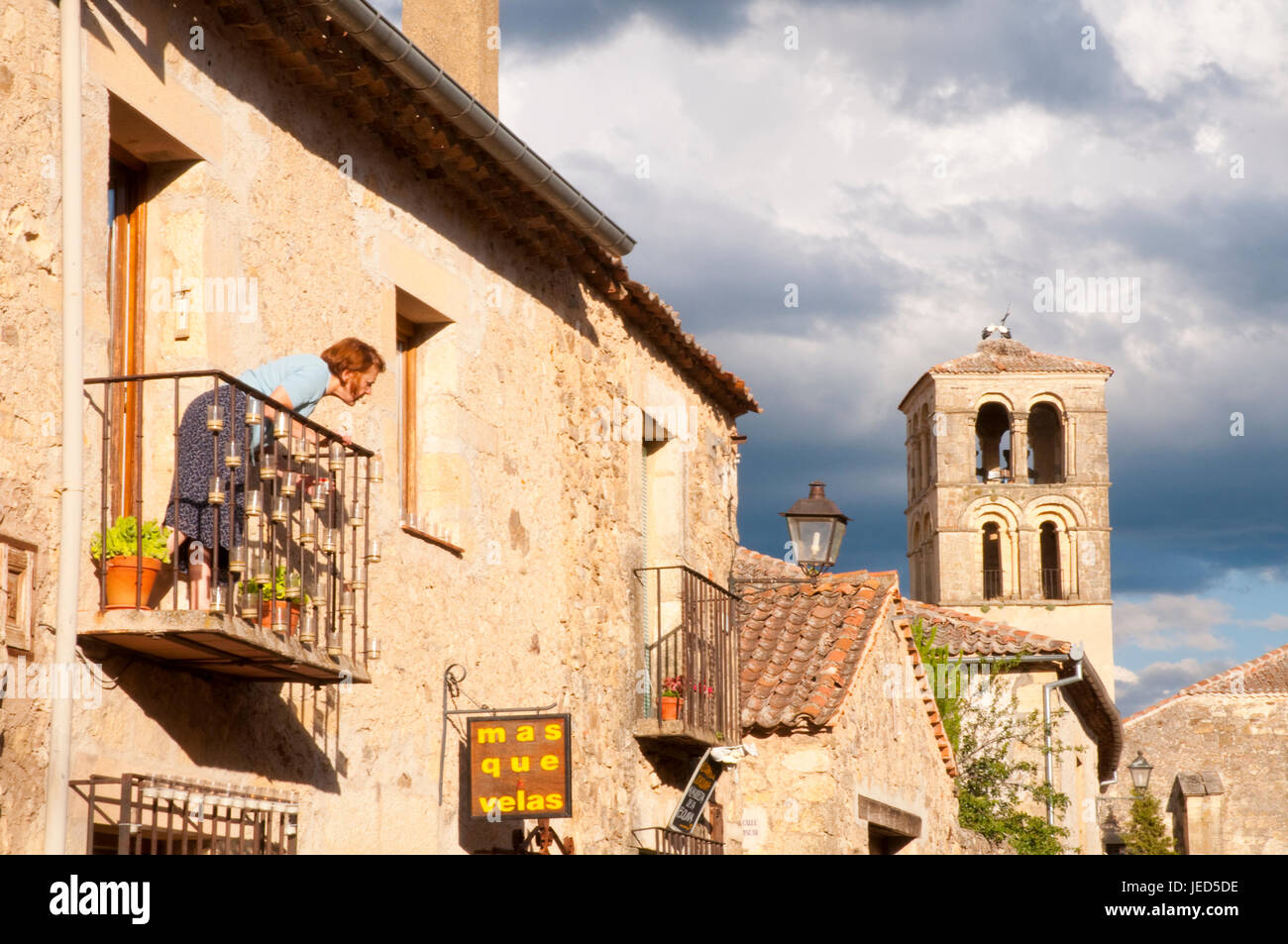 Frau in ihrem Balkon vor Kerzen Konzert. Bürgermeister Straße, Pedraza, Provinz Segovia, Kastilien-León, Spanien. Stockfoto