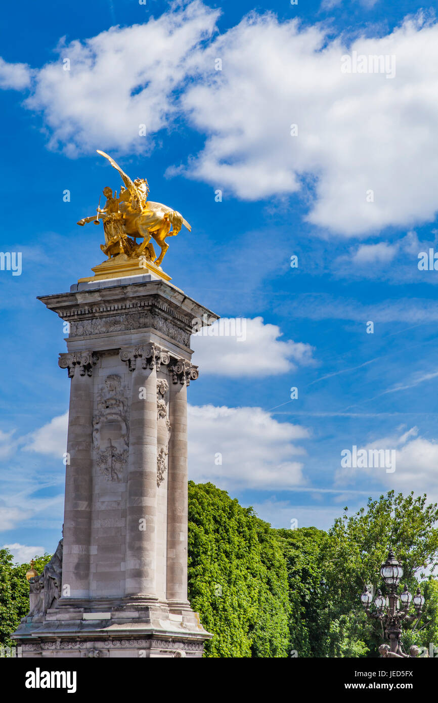 Statue La Renomee des Arts in Pont Alexandre III in Paris, Frankreich Stockfoto