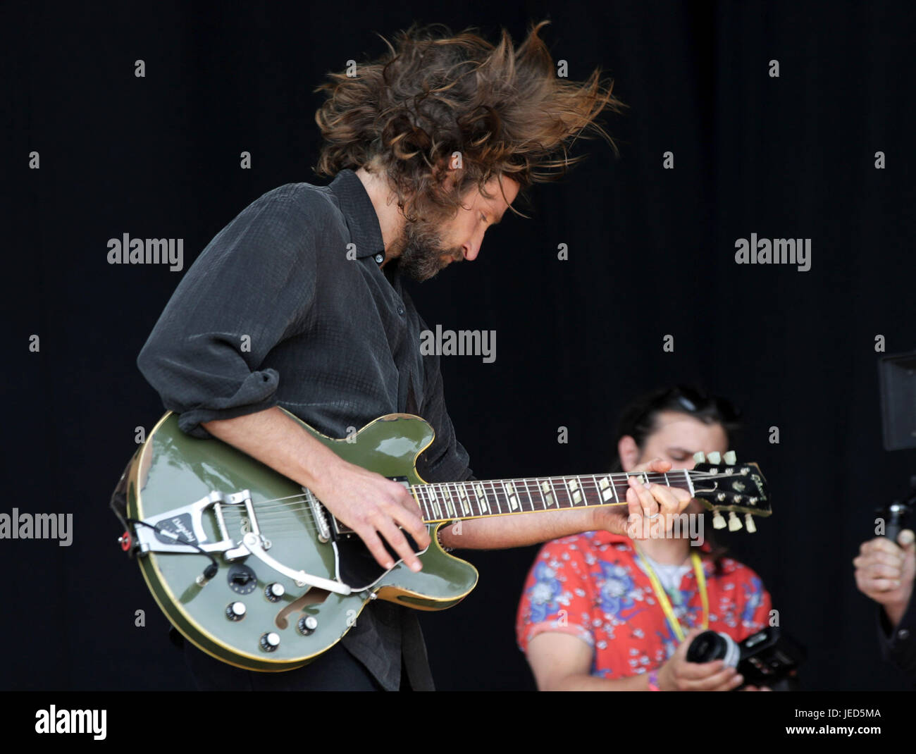 Amerikanische Schauspieler Bradley Cooper Dreharbeiten Szenen von A Star auf der Bühne Pyramide geboren ist, vor der Kris Kristofferson auf die Bühne, auf dem Glastonbury Festival würdig Farm in Pilton, Somerset. Stockfoto