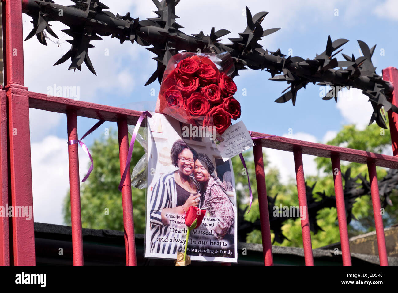 Hommage an Maria Mendy und ihre Tochter Khadya, die sowohl das Feuer, das der 24-stöckige Turm Grenfell in North Kensington, London Am 14. Juni 2017 zerstört, getötet wurden. Die Zahl der Todesopfer offiziell auf 75, aber ohne Zweifel werden sich drei Figuren. Stockfoto