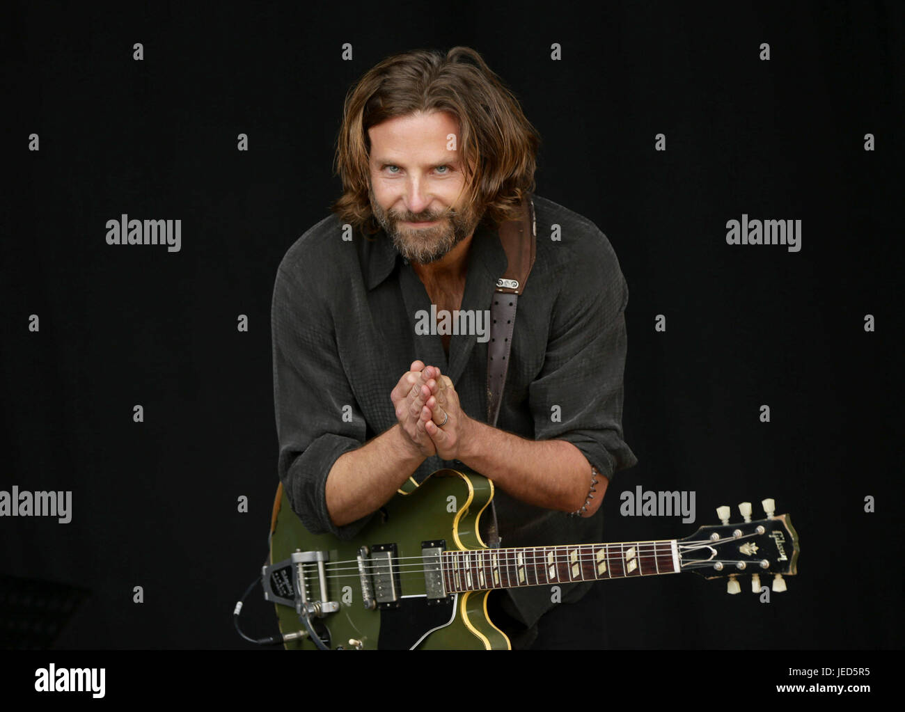 Amerikanische Schauspieler Bradley Cooper Dreharbeiten Szenen von A Star auf der Bühne Pyramide geboren ist, vor der Kris Kristofferson auf die Bühne, auf dem Glastonbury Festival würdig Farm in Pilton, Somerset. Stockfoto