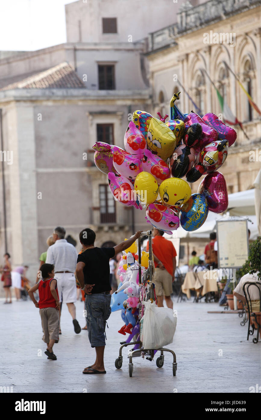 Italien, Sizilien, Insel Ortygia, Syrakus, Altstadt, Domplatz, Mann, Vertrieb, Ballons, kein Model-Release, Südeuropa, Siracusa, Stadt, Quadrat, Domplatz, Straßencafés, Händler, Straßenhändler, Straßenverkäufer, Ballon-Verkäufer, Einzelhandel, Reiseziel, Tourismus, Stockfoto