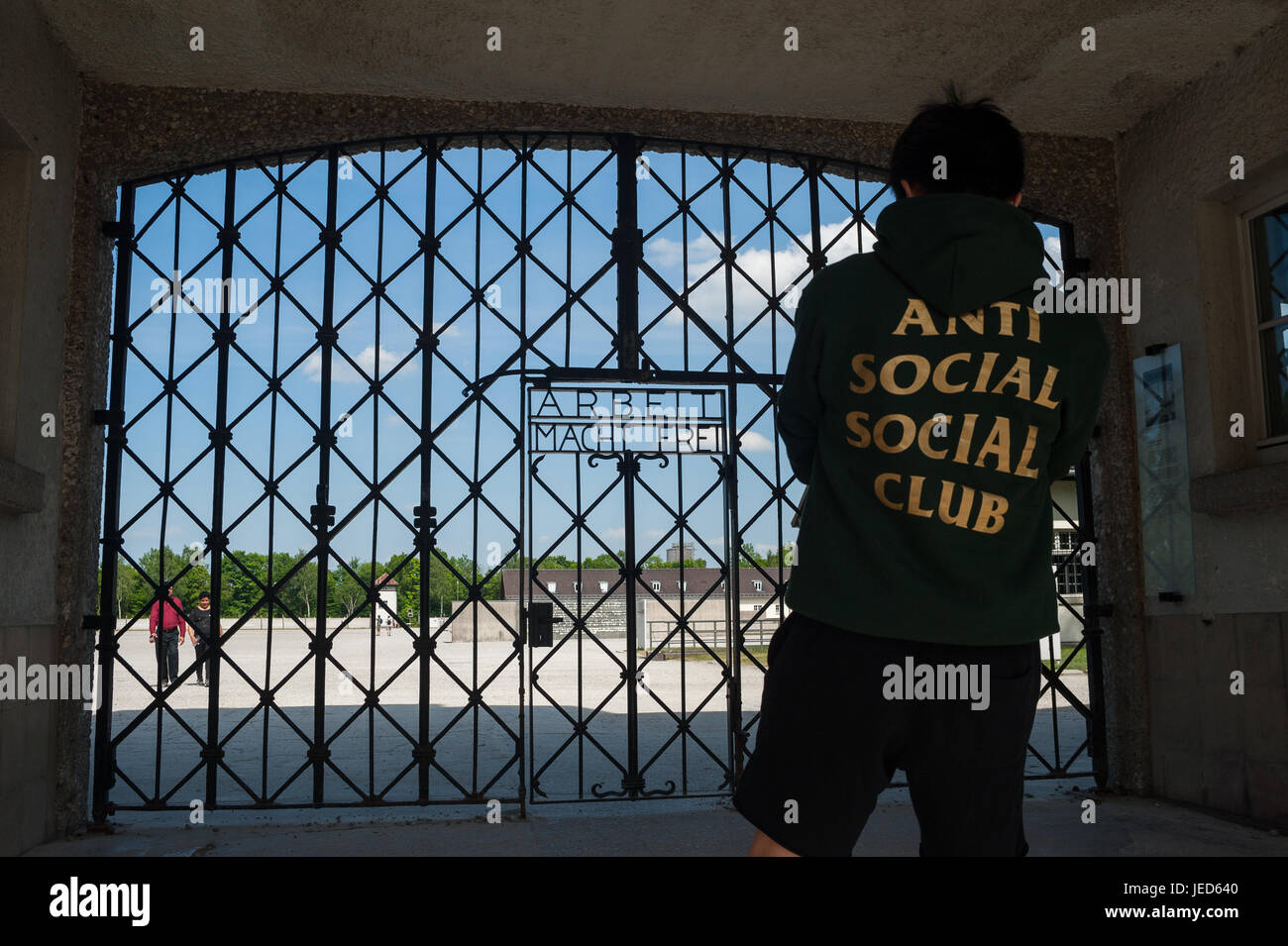 03.06.2017, Dachau, Bayern, Deutschland, Europa - das Eingangstor zum ehemaligen KZ Dachau unter dem Motto "Arbeit legt Sie frei". Stockfoto
