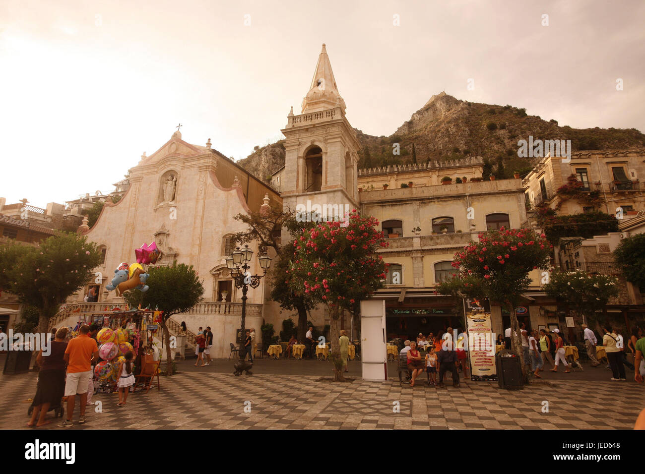 Italien, Sizilien, Taormina, Old Town, Piazza del Duomo, Touristen, Südeuropa, Domplatz, Kathedrale, Kirche, Quadrat, Person, Kandelaber, Straßenlaterne, Ort von Interesse, Reiseziel, Tourismus, Sonnenuntergang, Stockfoto