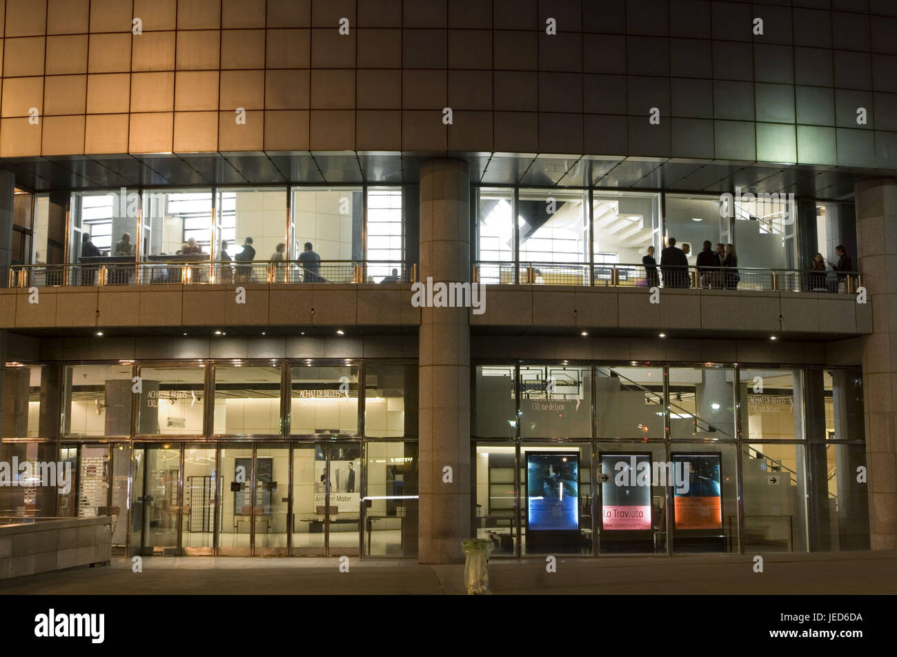 Frankreich, Paris, Place De La Bastille, Opéra Bastille, Besucher, Beleuchtung, Abend, Stockfoto