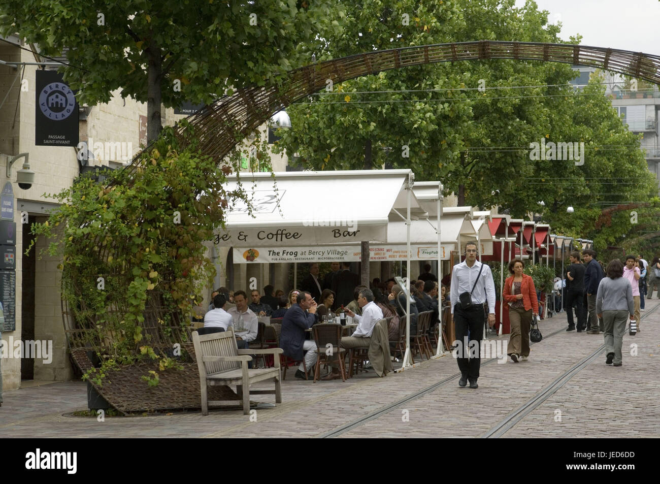 Frankreich, Paris, Bercy, Straßencafés, Fußgänger, Gäste, kein Model-Release, Stockfoto