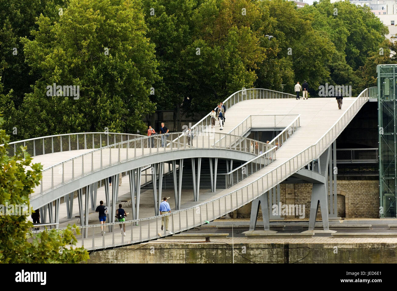 Frankreich, Paris, Fussgängerbrücke Simone-de-Beauvoir, Fußgänger, kein Model-Release Stockfoto