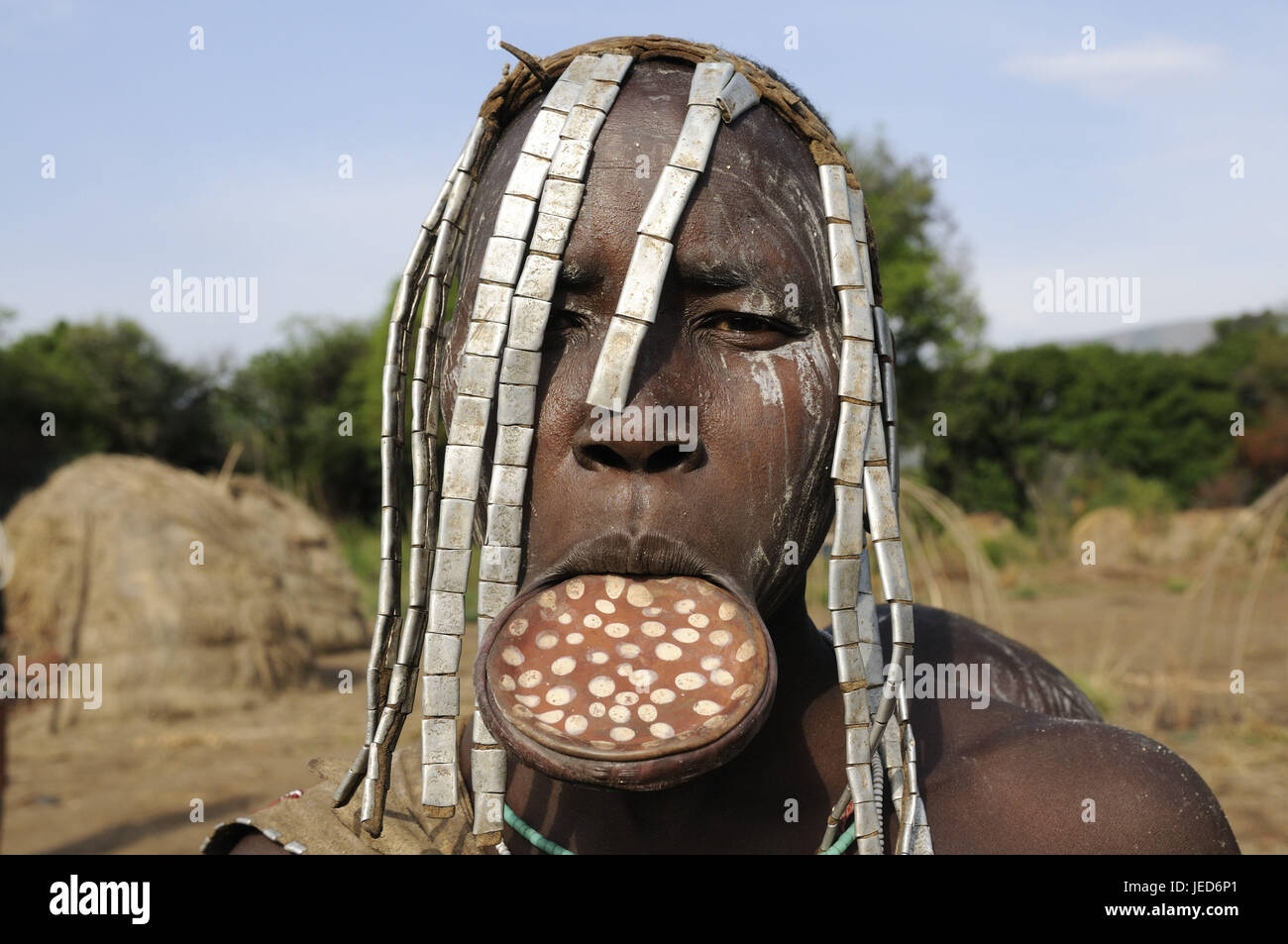 Mann, Stamm Mursi, Mundlochplatte, Kopfschmuck, Mago Nationalpark, südlichen Omotal, Südäthiopien, Stockfoto