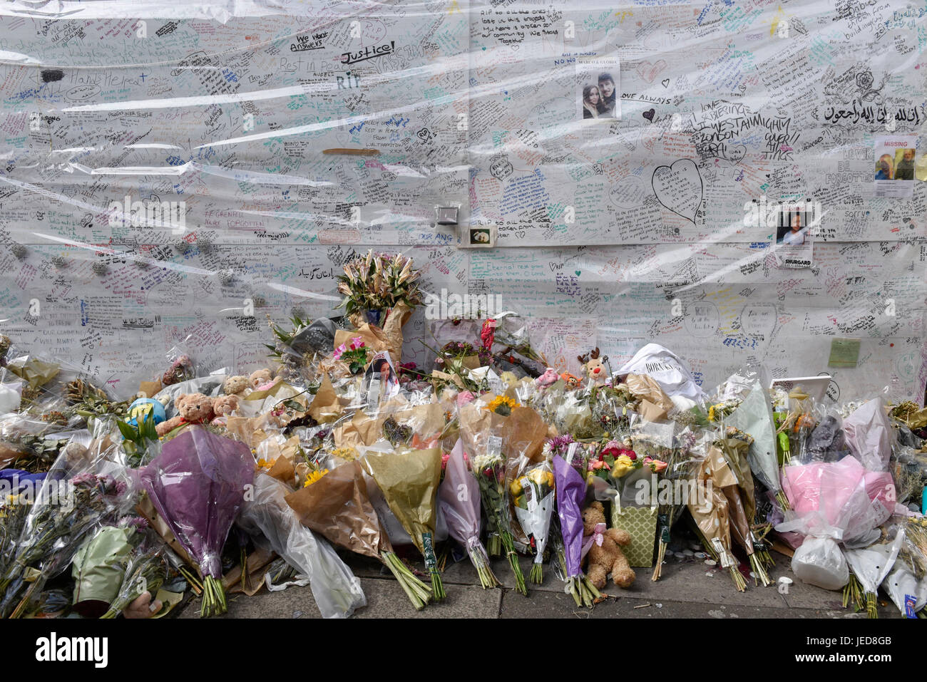 London, UK. 23. Juni 2017. Floral Tribute und Nachrichten in einem der vielen Gedenkstätten für die Opfer. Neun Tage auf, haben Polizei berichtet, dass Grenfell Turm Feuer im Westen Londons eine Kühl-Gefrierkombination begann und äußere Verkleidung und Isolierung Sicherheitstests scheiterte. Bildnachweis: Stephen Chung/Alamy Live-Nachrichten Stockfoto