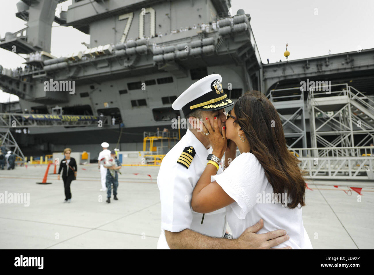 San Diego, CA, USA. 23. Juni 2017. Baby Anduze, Recht, packt Eric Anduze das Gesicht ihres Mannes, als er die Carl Vinson in Angriff genommen. Er ist Executive Officer des Schiffes. Der Flugzeugträger USS Carl Vinson (CVN-70), kamen am Naval Air Station North Island Freitagmorgen nach einem fünf Monate Einsatz in den westlichen Pazifik. Während der Bereitstellung führte die Streik-Gruppe mit der Republik von Korea (ROK) Marine und Japan Maritime Self-Defense Forces. Bildnachweis: John Gastaldo/ZUMA Draht/Alamy Live-Nachrichten Stockfoto