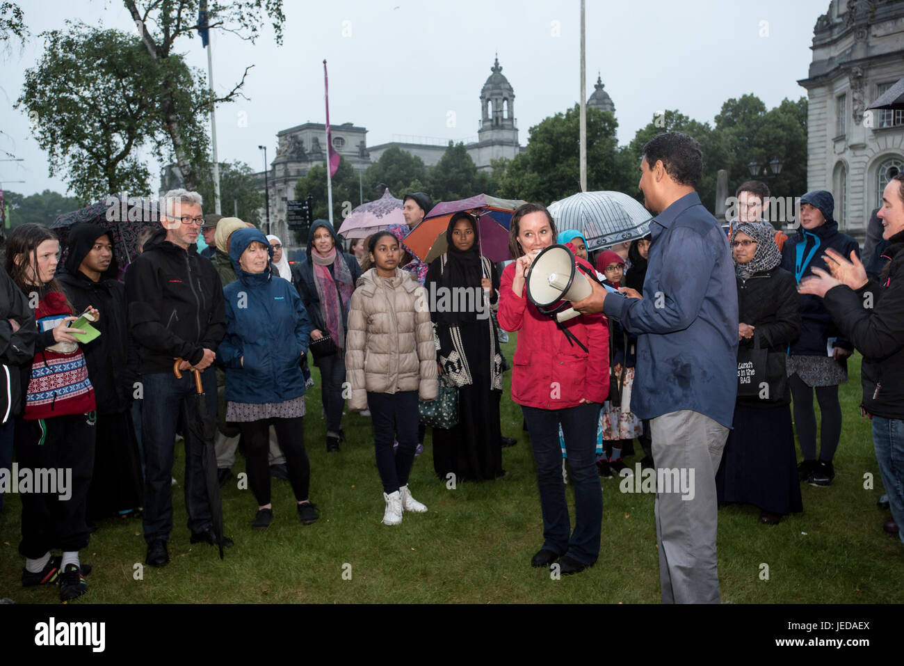 Cardiff, Wales, UK. 23. Juni 2017. Rund 200 Menschen versammelten sich an einem Iftar - ein Bruch des täglichen Ramadan schnell - organisiert von der islamischen Gemeinde legte auf für Flüchtlinge, die Obdachlosen und Allcomers außerhalb der Stadt Halle. Vor der Veranstaltung war eine Kundgebung statt, an der jüngsten Terror Angriffe, vor allem die Verbindung zwischen, wo der Angreifer Finsbury Park-Moschee und die Stadt. Bildnachweis: IAN HOMER/Alamy Live-Nachrichten Stockfoto